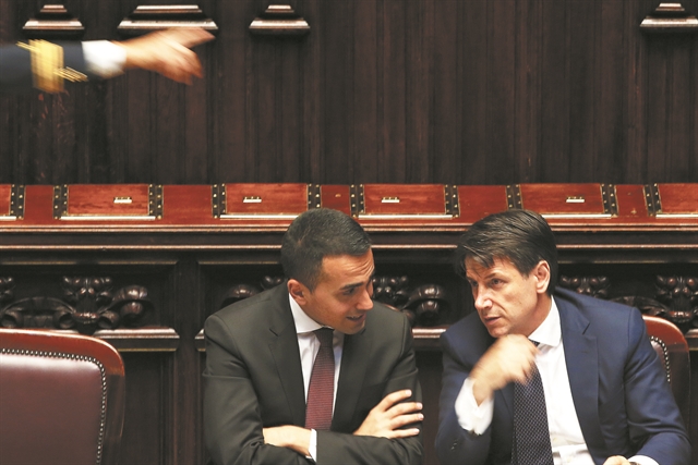 Τριγμούς στην κυβέρνηση Ντράγκι φέρνει ο εμφύλιος των Πέντε Αστέρων