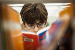 Μυωπία: Ραγδαία αύξηση στα παιδιά λόγω οθονών και τρόπου ζωής από προσχολική ηλικία