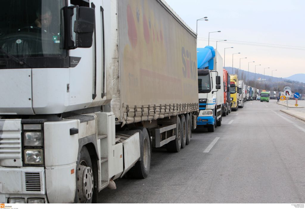 Ελεγχοι από μικτά κλιμάκια στα φορτηγά που μεταφέρουν αγροτικά προϊόντα