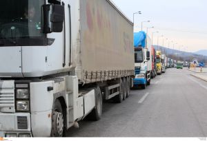 Ελεγχοι από μικτά κλιμάκια στα φορτηγά που μεταφέρουν αγροτικά προϊόντα