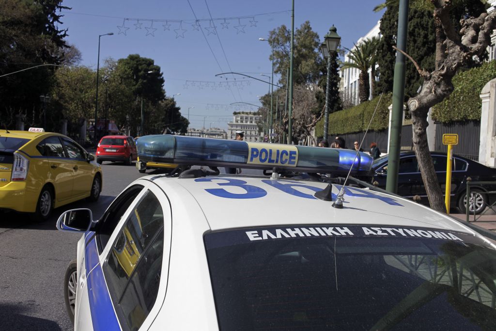 Ρομά έδειραν αστυνομικό και διέλυσαν περιπολικό
