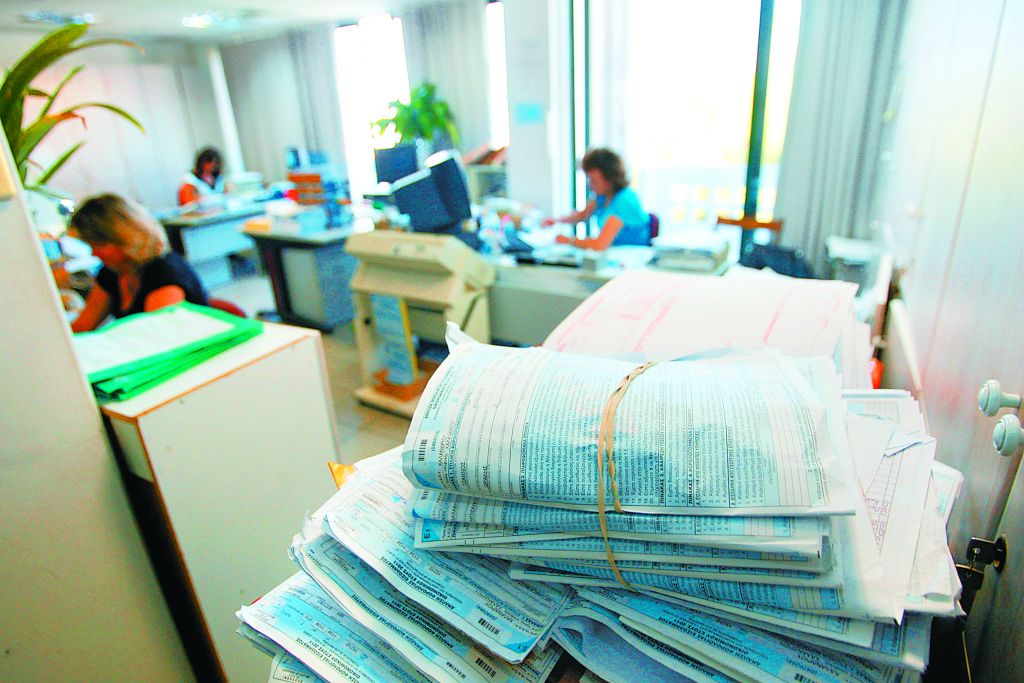 Εφορία: Πώς τα «μπλοκάκια» μπορούν να φορολογηθούν ως μισθωτοί