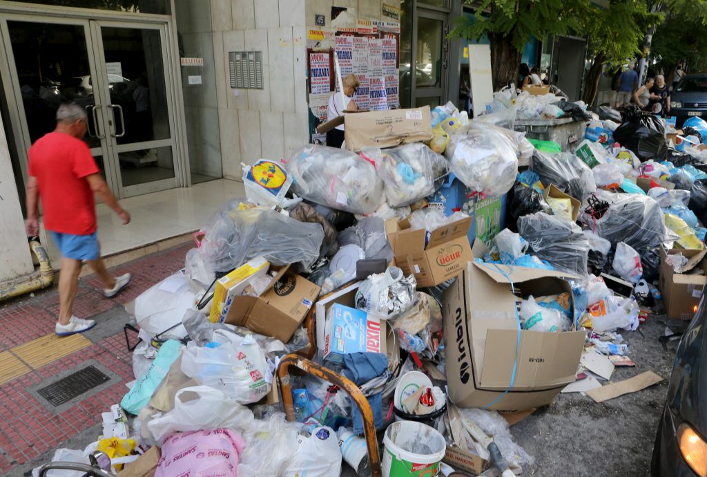Η Αθήνα «πνίγεται» στα σκουπίδια – 2.500 τόνοι μένουν καθημερινά στους δρόμους