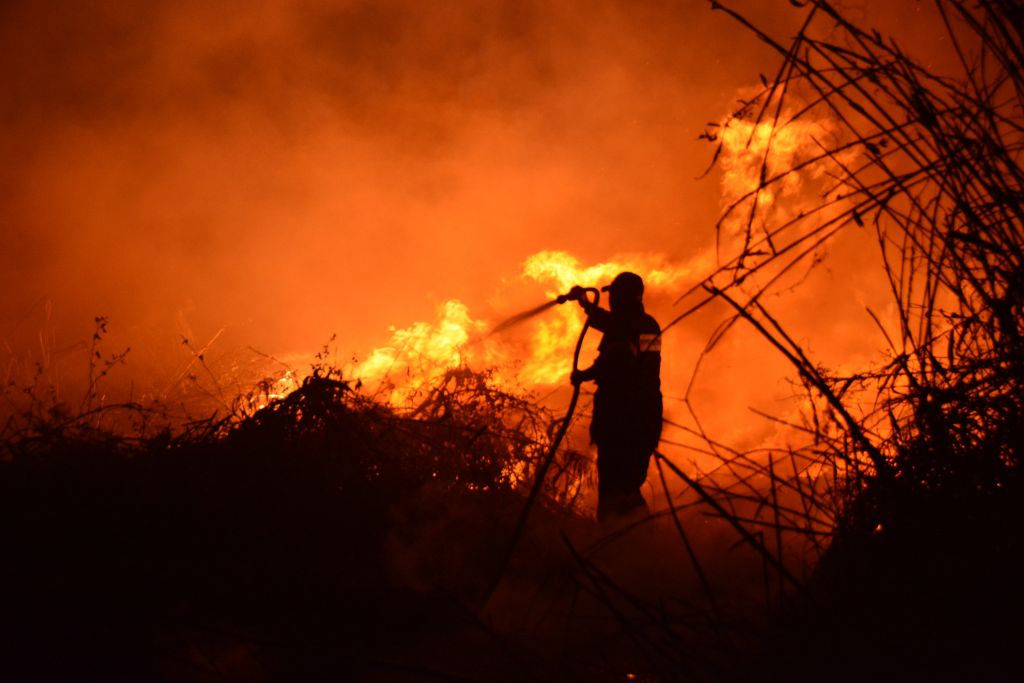 Καίγεται για δεύτερη μέρα η περιοχή Πισσώνα Ευβοίας