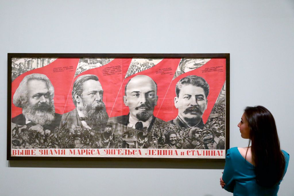 Γιατί οι Ρώσοι λατρεύουν τον Στάλιν, τον Λένιν και έναν τσάρο