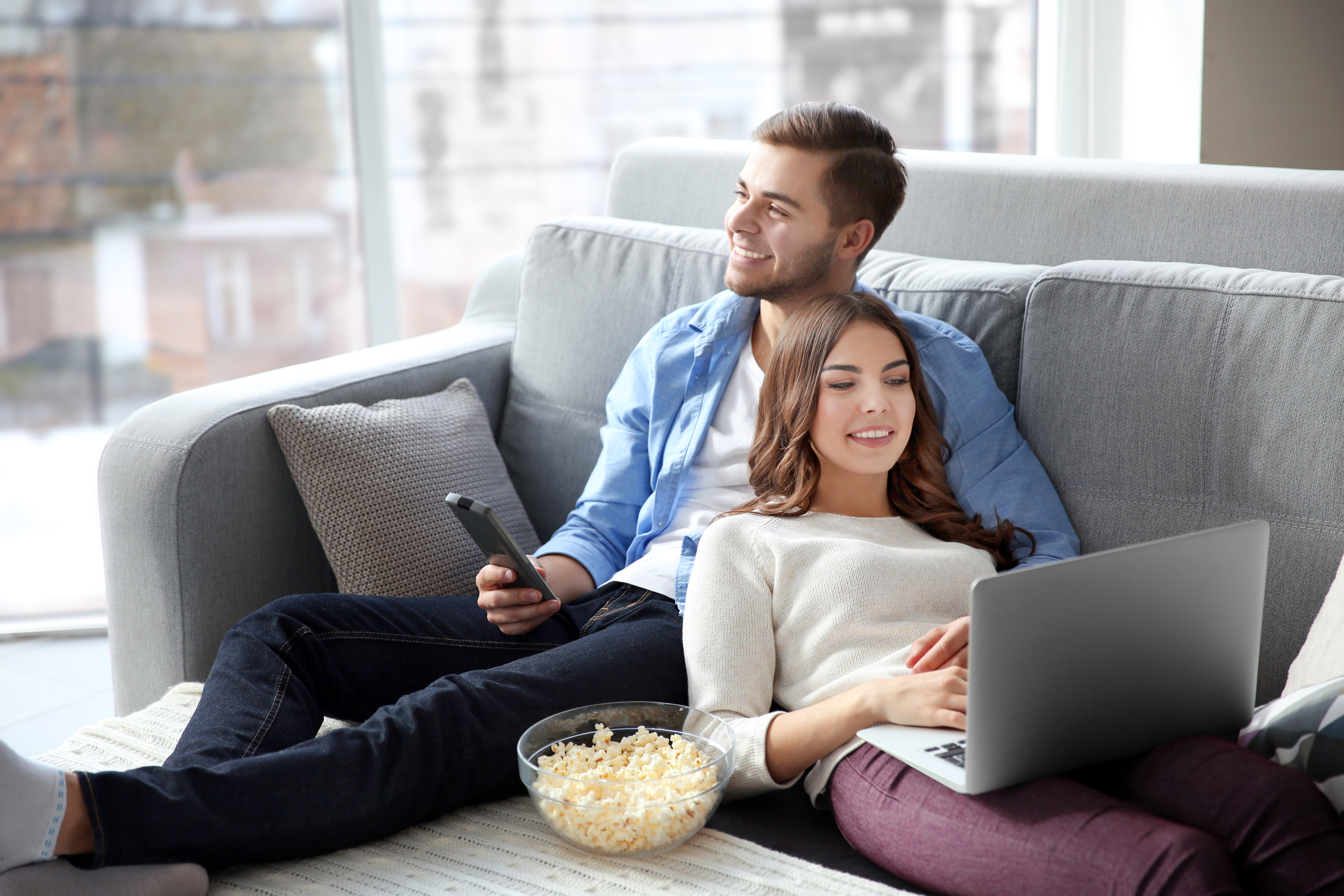 Tv man and tv woman. Женщина на диване с ноутбуком. Мужчина женщина ноутбук. Мужчина у телевизора. Мужчина и женщина в интернете.