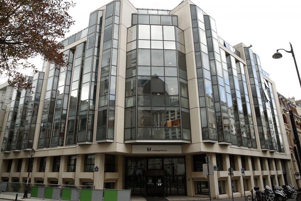 Γαλλία: Στο εδώλιο τσιμεντοβιομηχανία για εγκλήματα κατά της ανθρωπότητας