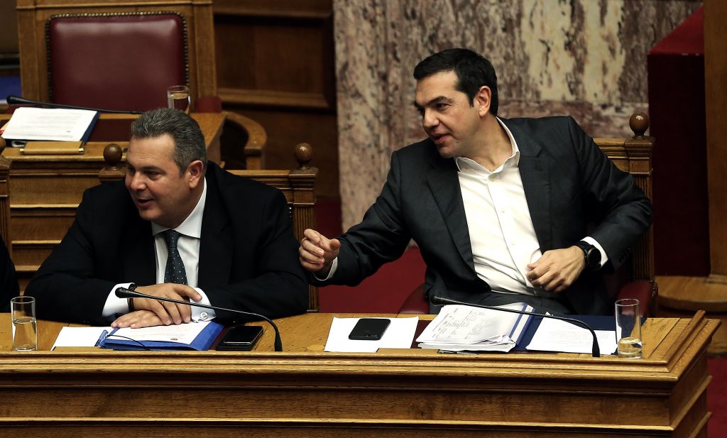 Η κυβέρνηση καταρρέει και ανασύρει τα «φαντάσματα» αποστασίας | tanea.gr
