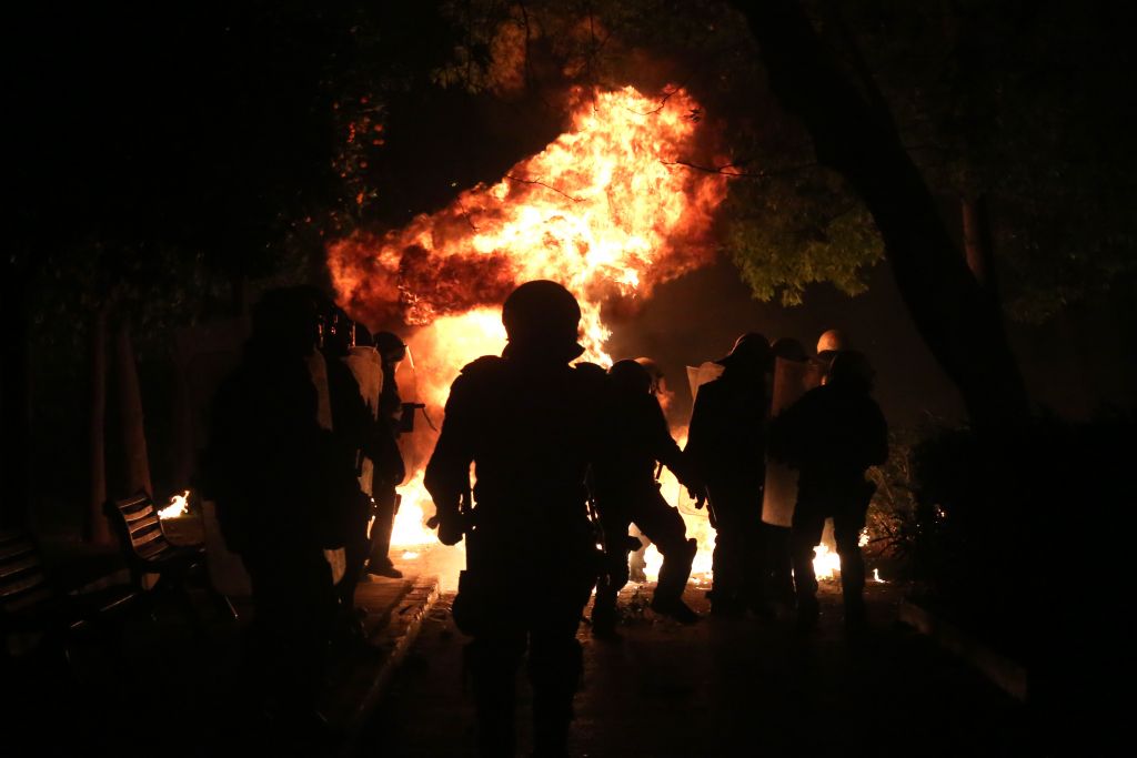 Κουκουλοφόροι με μολότοφ εναντίον ΜΑΤ στο κέντρο της Αθήνας