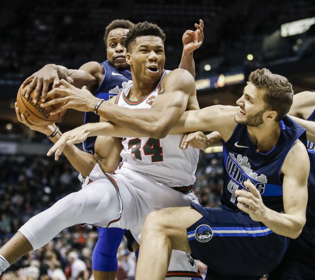 Κορυφαίο κάρφωμα στο NBA από τον Γιάννη Αντετοκούνμπο (βίντεο)