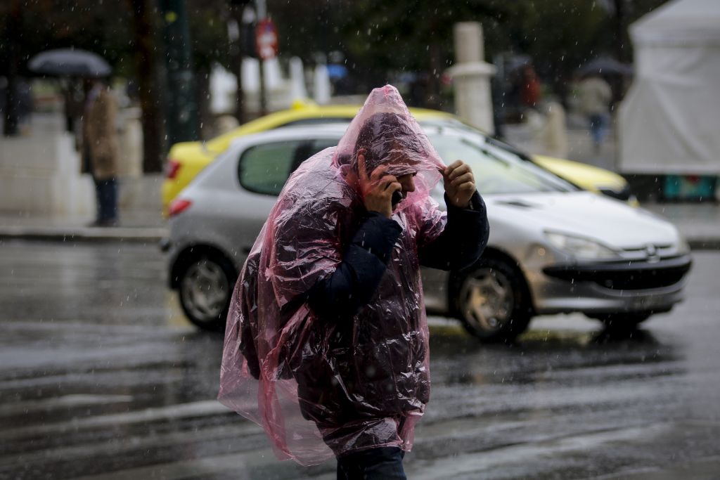 Καιρός: Ο «Μίνωας» χτυπάει την Ελλάδα με βροχές, καταιγίδες, χαλάζι