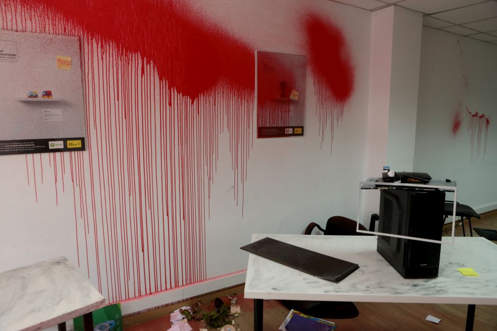 Πάτρα: Επίθεση με πέτρες και μπογιές σε συμβολαιογραφικό γραφείο