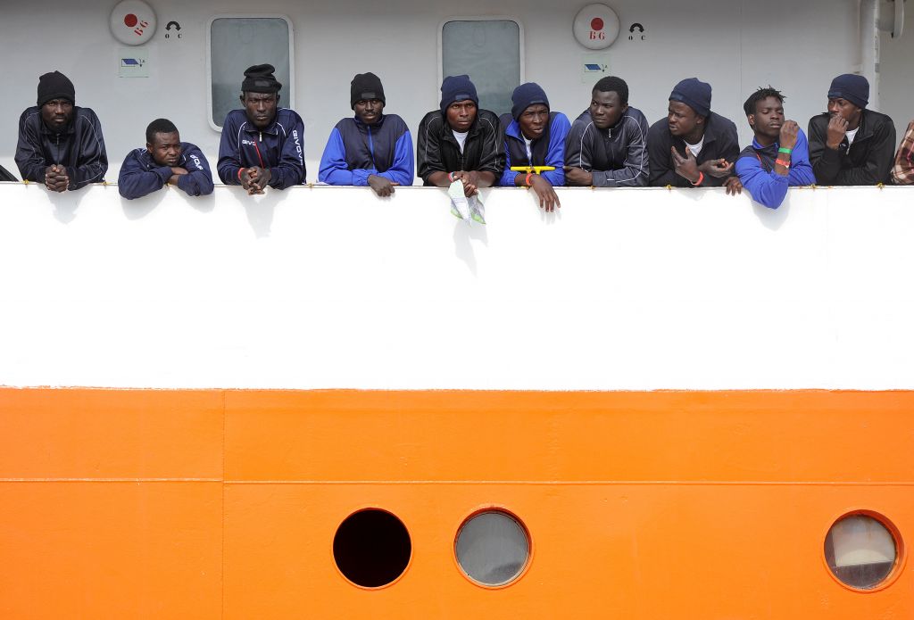 Η Ιταλία απαγορεύει τον ελλιμενισμό πλοίου με 629 μετανάστες