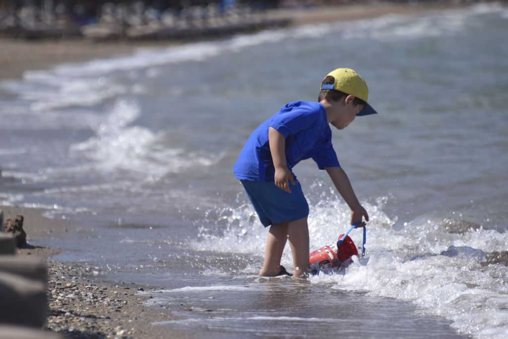 Αυτές είναι οι 323 καθαρές ή ακατάλληλες παραλίες της Αττικής