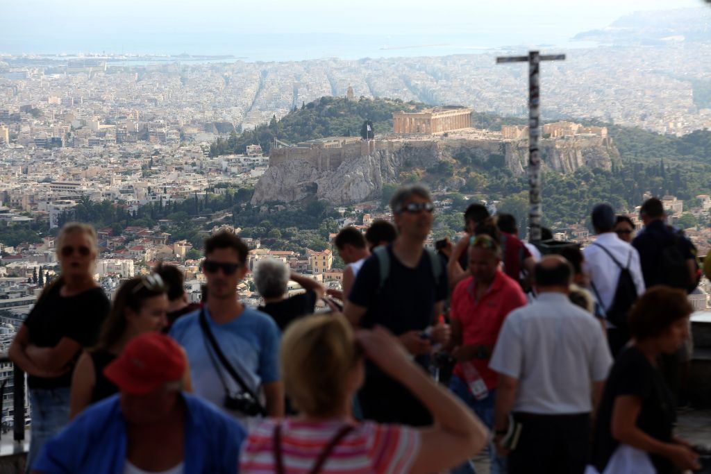 Επιασαν αλλοδαπούς που λήστευαν τουρίστες στην Ακρόπολη