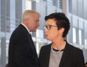 Ο Ζεεχόφερ καρατόμησε την Υπηρεσία Μετανάστευσης