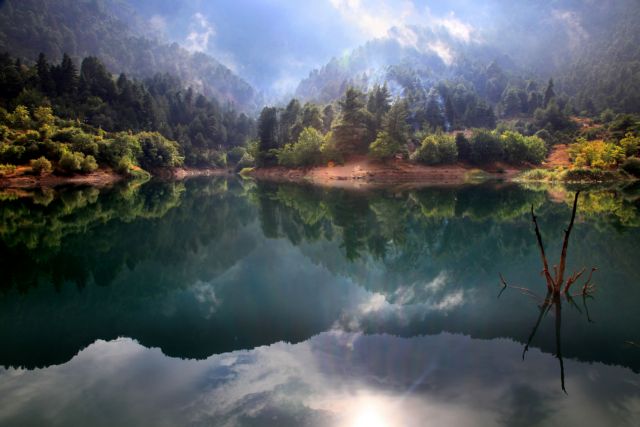 Ενας «καθρέφτης» που στήνει χορό χρωμάτων