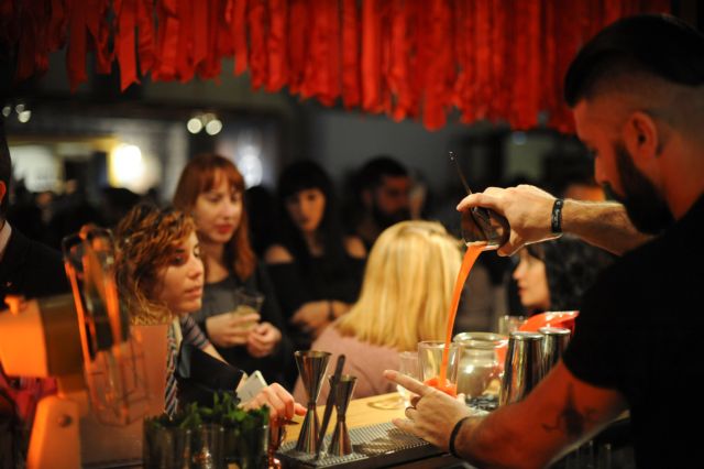 Κάτσε πίσω από την μπάρα