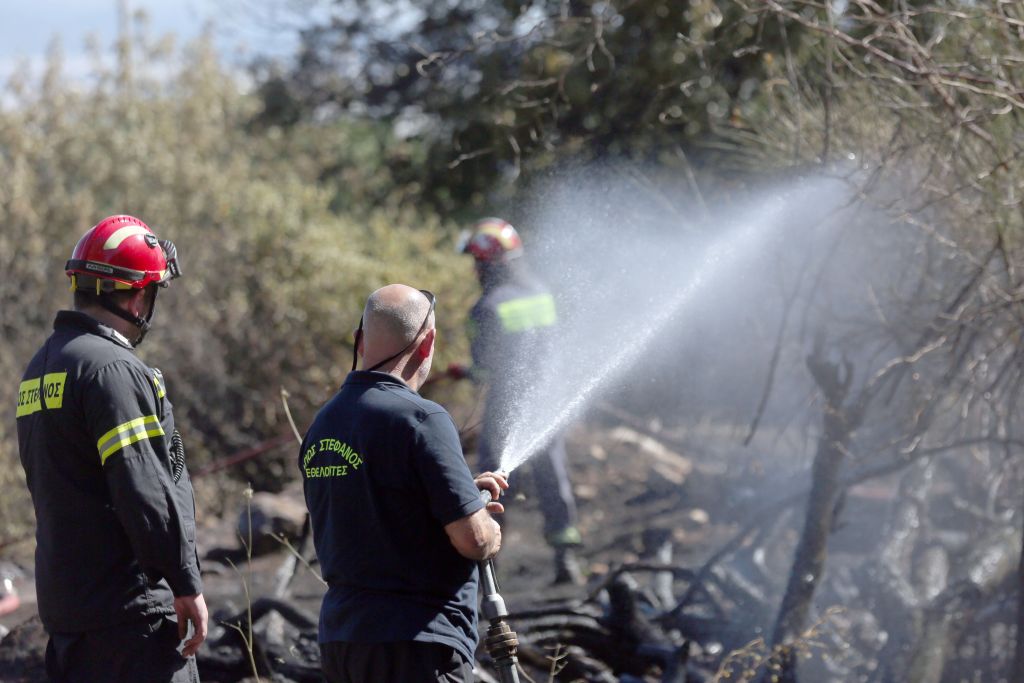 Πυρκαγιά στο άλσος Συγγρού – Ενας τραυματίας πυροσβέστης