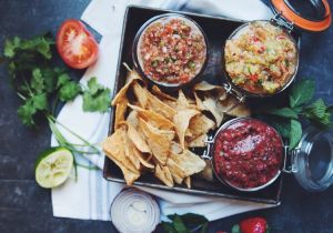 Καύσωνας και διατροφή: Τι να προσέξετε όταν η θερμοκρασία χτυπάει κόκκινο