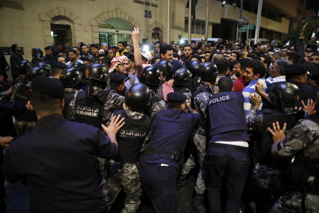 Συγκλονίζεται η Ιορδανία από διαδηλώσεις