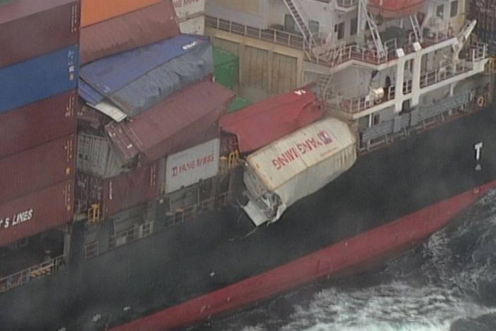 Φορτηγό πλοίο έχασε 83 κοντέινερ –  Γέμισε η θάλασσα με χειρουργικές μάσκες και πάνες
