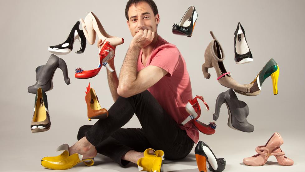 Κόμπι Λεβί: Ο γνωστός σχεδιαστής παπουτσιών ήρθε στην Ελλάδα και εμπνεύστηκε από το τσαρούχι