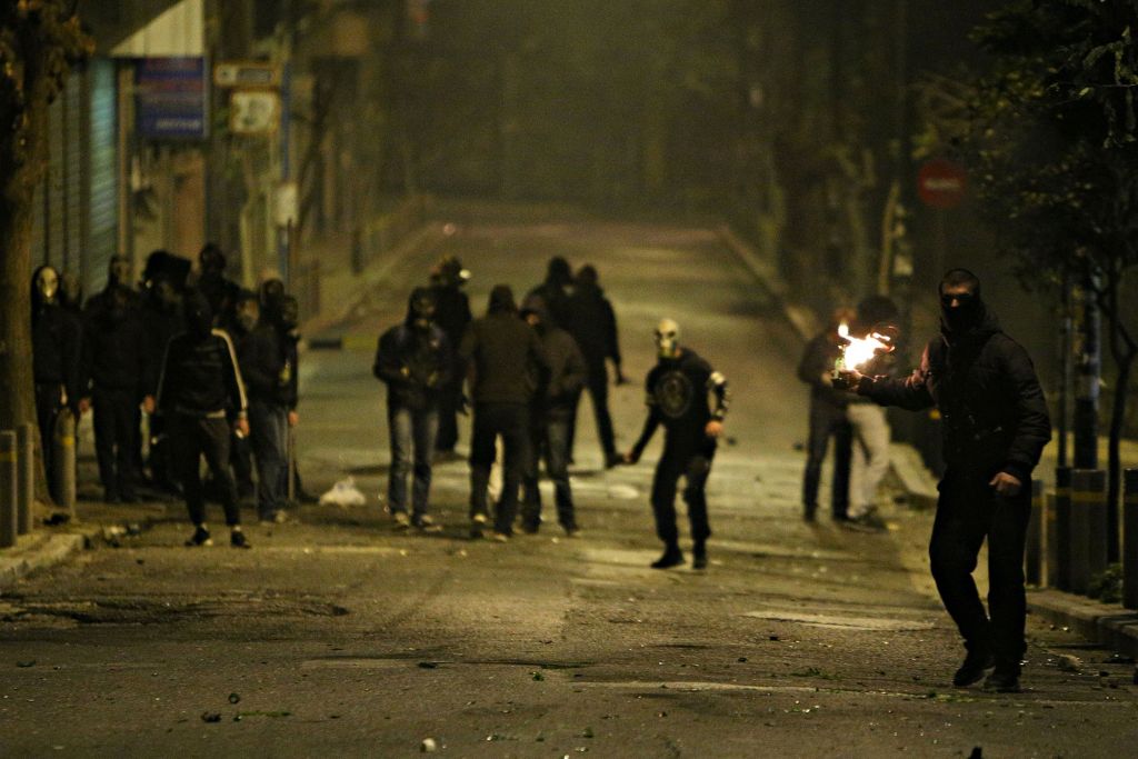 Ακήρυχτος πόλεμος με τους κουκουλοφόρους – Γιατί ο Τόσκας τους συνδέει με κυκλώματα ναρκωτικών