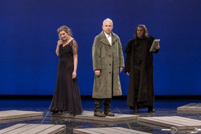 Μια πεταλούδα στην πίσσα