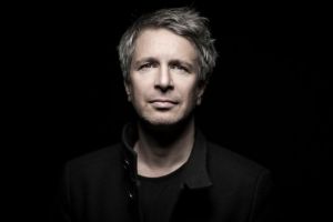 «Πέφτουμε πάντα με γελοιότητα και με τρόμο»