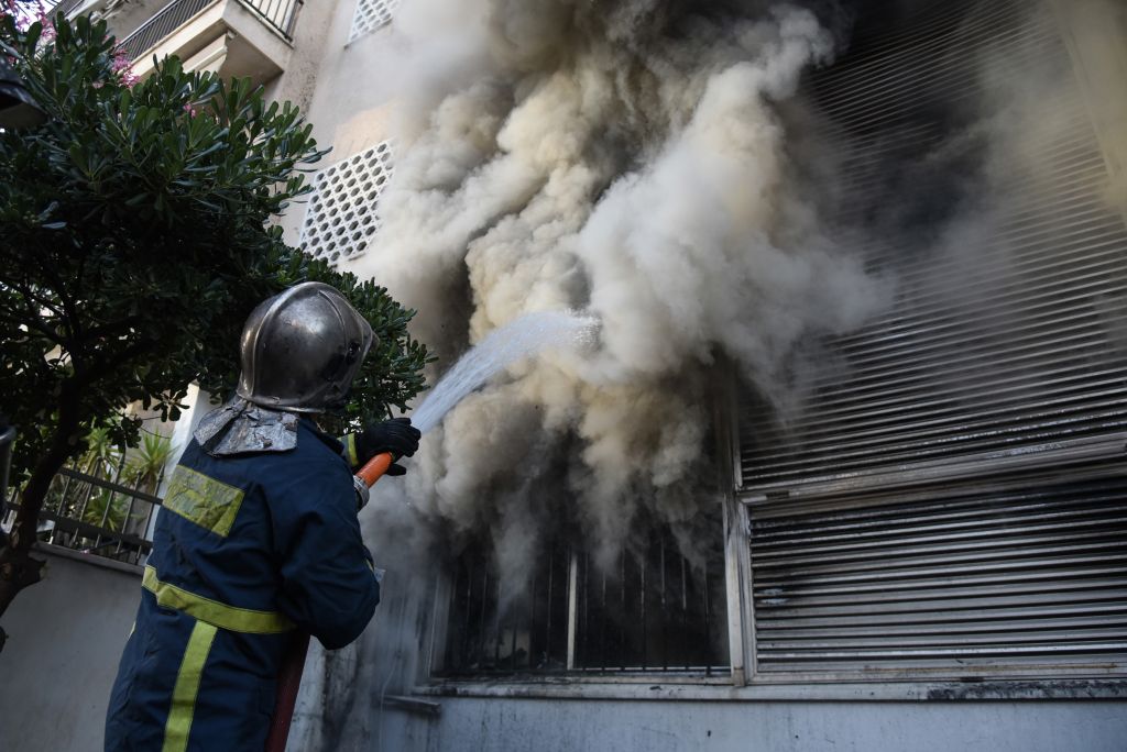 Υπό μερικό έλεγχο η πυρκαγιά σε αποθήκη ηλεκτρικών στο Περιστέρι