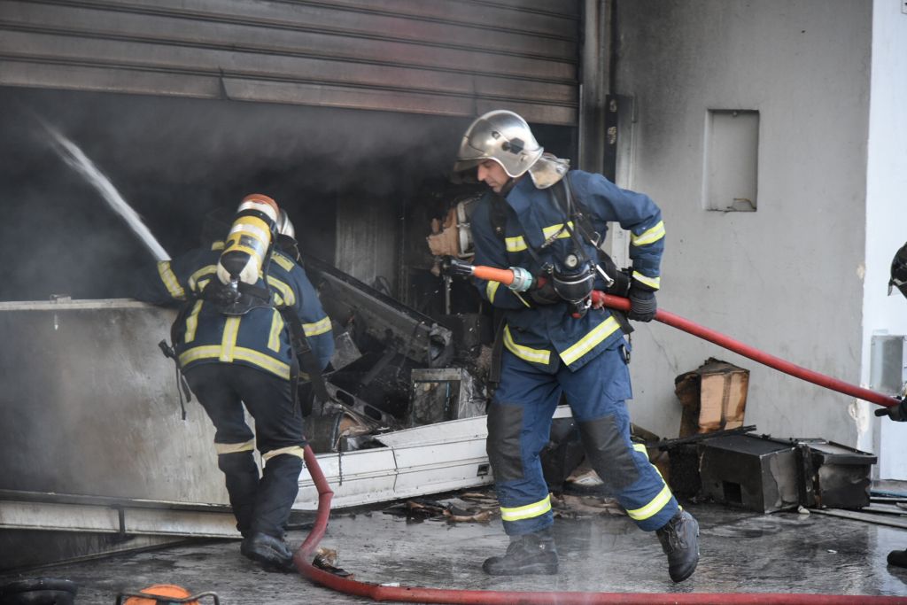 Πυρκαγιά σε βιομηχανικό κτήριο στα Οινόφυτα