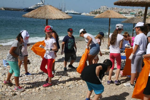 Πειραιάς: Εθελοντικός καθαρισμός της παραλίας Βοτσαλάκια