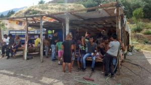 Οπλισμένοι στην Αμφισσα απειλούν με αιματοκύλισμα μετά τη δολοφονία της 13χρονης