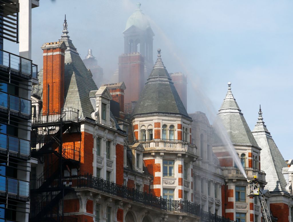 Συναγερμός στο Λονδίνο: Πυρκαγιά σε ξενοδοχείο στο Χάιντ Πάρκ (βίντεο)
