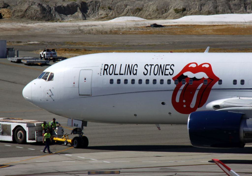 Τι γυρεύει το προσωπικό αεροσκάφος των Rolling Stones στην Σκιάθο;