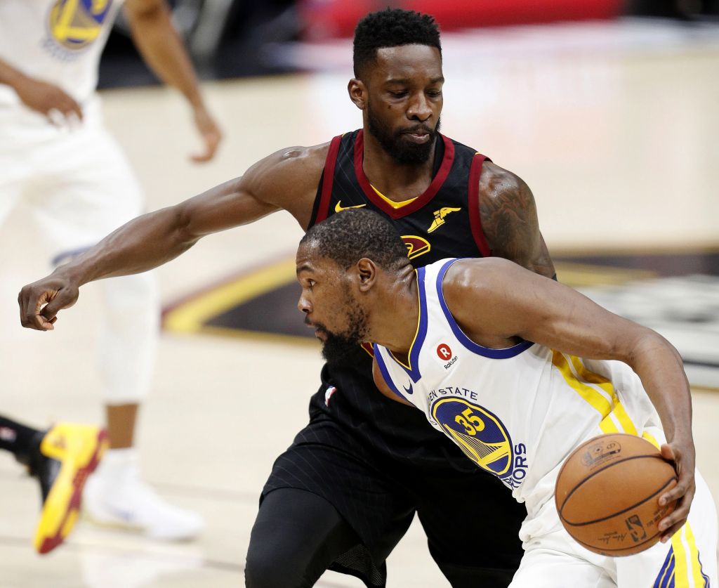 Με σούπερ Ντουράντ οι Ουόριορς νίκησαν 110-102 τους Καβαλίερς και έκαναν το 3-0