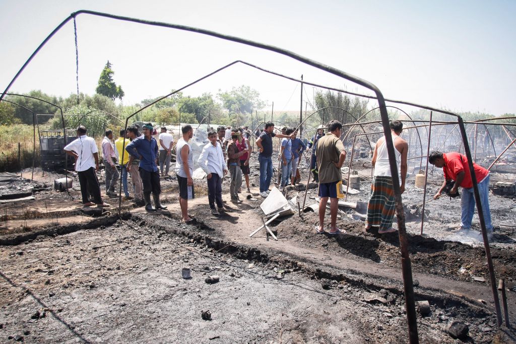 Νέα Μανωλάδα: Ερευνες της Πυροσβεστικής για τη φωτιά στα καταλύματα των αλλοδαπών