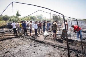 Νέα Μανωλάδα: Ερευνες της Πυροσβεστικής για τη φωτιά στα καταλύματα των αλλοδαπών