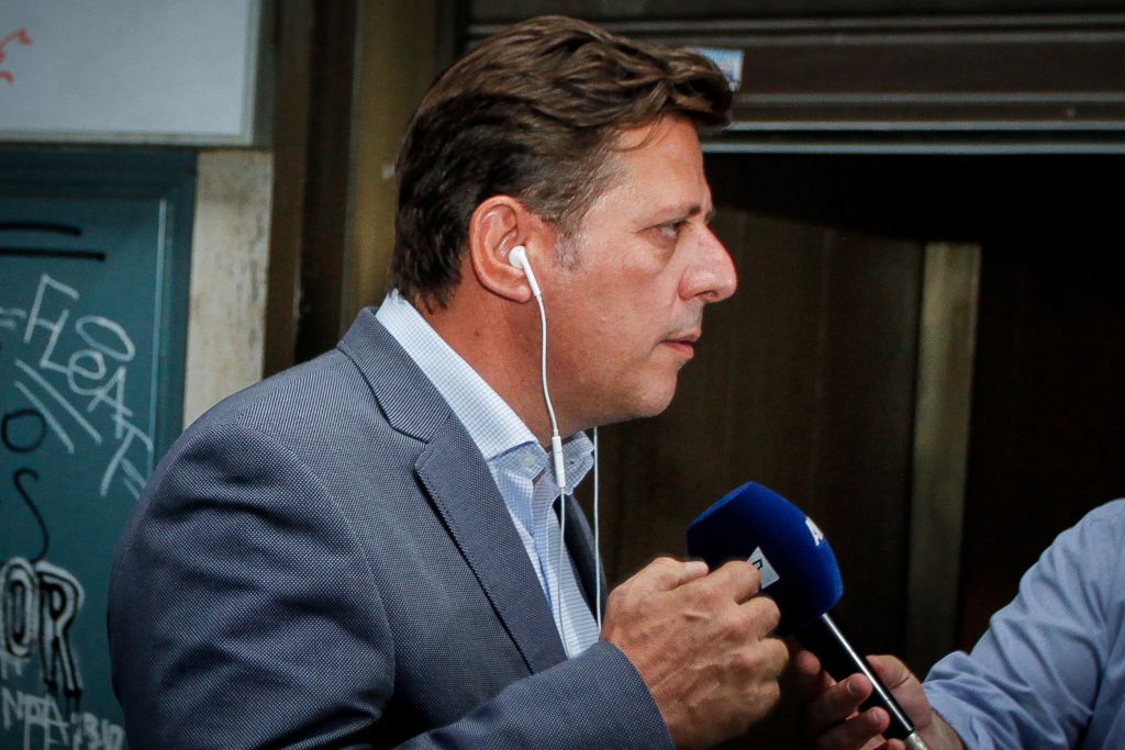 Επίθεση κουκουλοφόρων στο γραφείο του Μ. Βαρβιτσιώτη – Πυροβολισμός στον αέρα