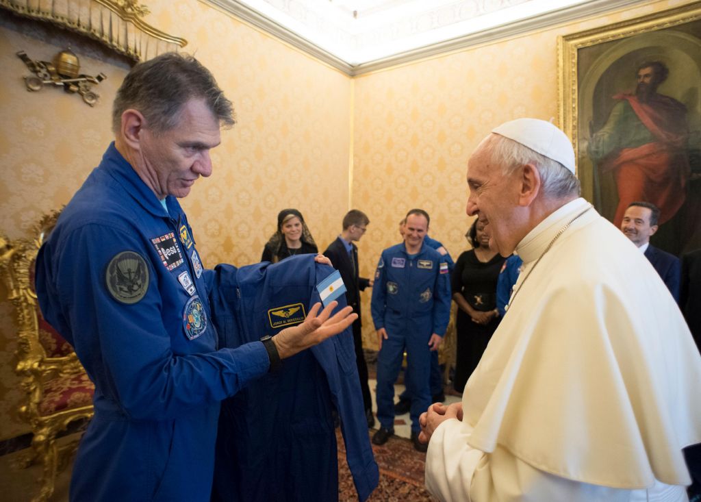 Ο πάπας Φραγκίσκος απέκτησε τη δική του… στολή αστροναύτη