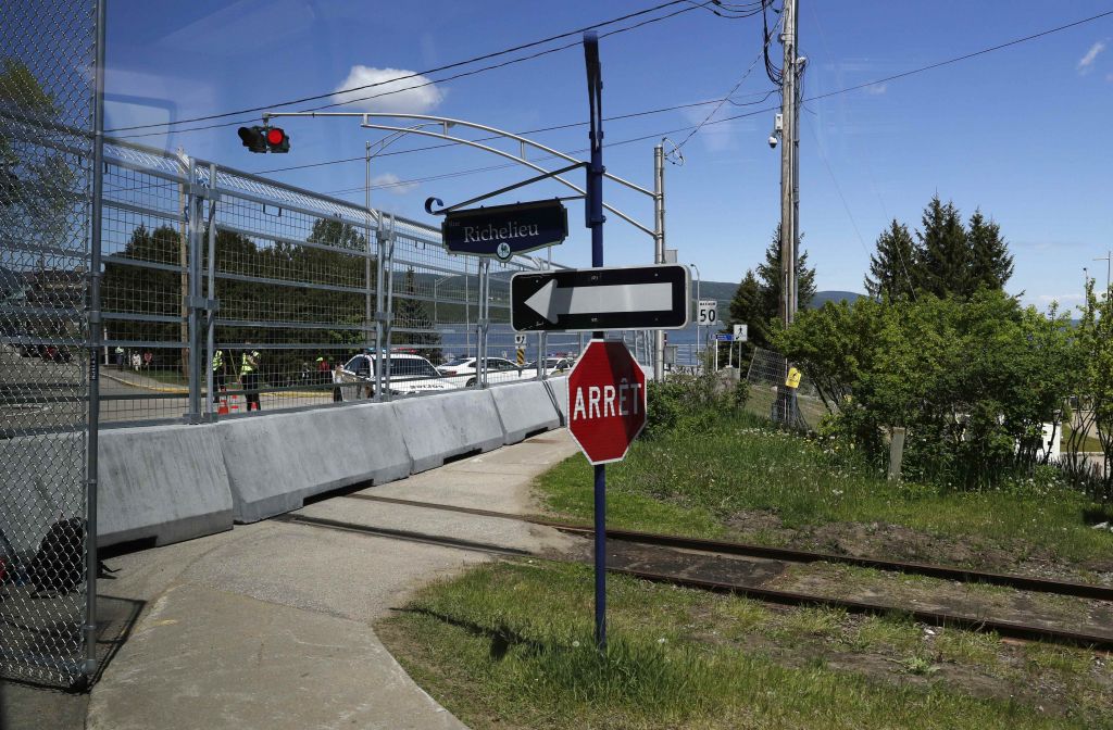 Ευρωβουλευτές εγκλωβίστηκαν σε τρένο (Εικόνες)