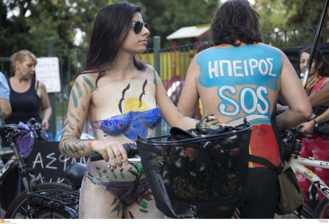 Θεσσαλονίκη: Γυμνοί, με τα ποδήλατα στους δρόμους