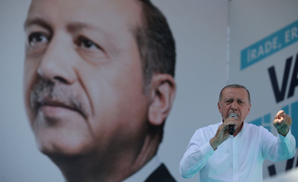 Ερντογάν: Τα μέτρα Κουρτς οδηγούν σε πόλεμο σταυρού και ημισελήνου