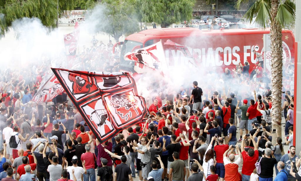 Θριαμβευτική υποδοχή στο «Γ.Καραϊσκάκης» για τους πολίστες του Ολυμπιακού