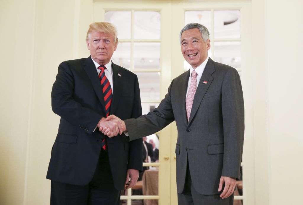 Με τον πρωθυπουργό της Σιγκαπούρης συναντήθηκε ο Τραμπ