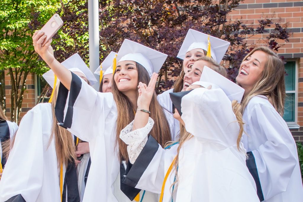Πήρες πτυχίο και θέλεις να βγάλεις μια selfie; Ξανασκέψου το….
