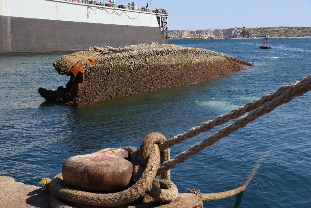 Ολοκληρώνεται η ανέλκυση του Corfu Island στον Πειραιά