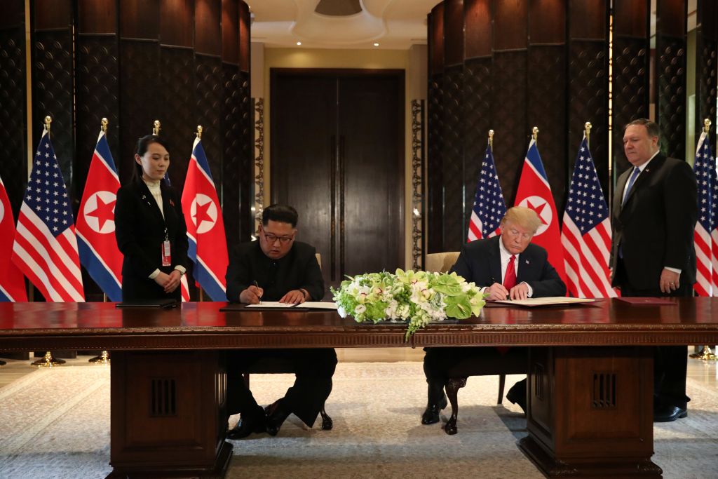 Συμφωνία Τραμπ – Κιμ: Δεσμεύσεις αποπυρηνικοποίησης και εγγυήσεις ασφαλείας