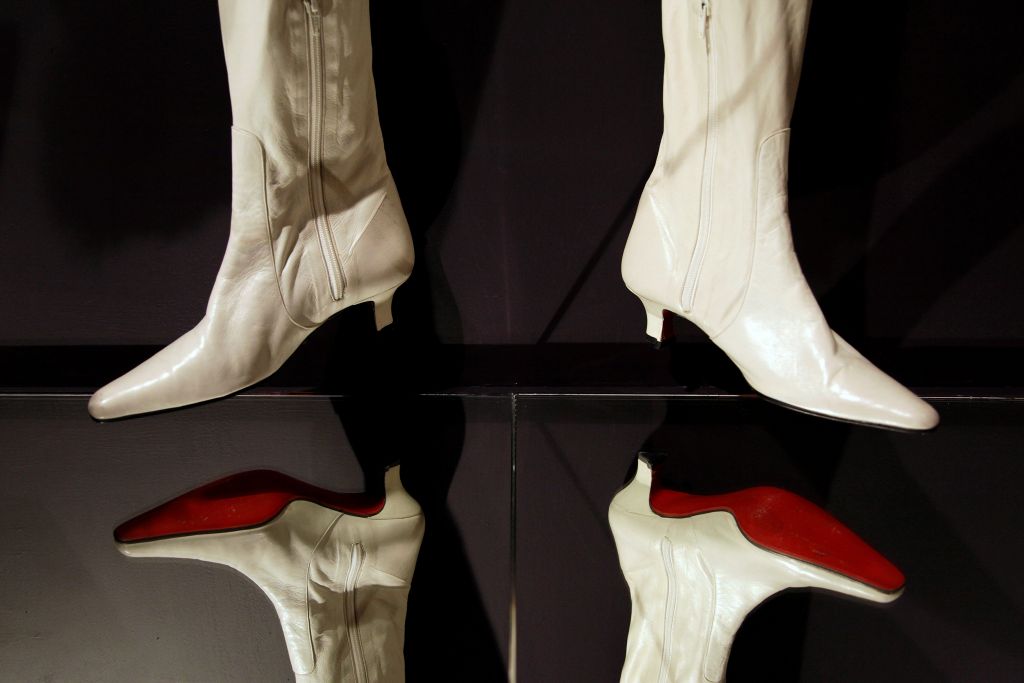 Τελεσίδικη απόφαση: Κόκκινες σόλες μόνο στα υποδήματα Λουμπουτέν